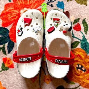 Crocs Peanuts Classic Clog // Men’s 6/Women’s 8 // Snoopy Charms // NWT